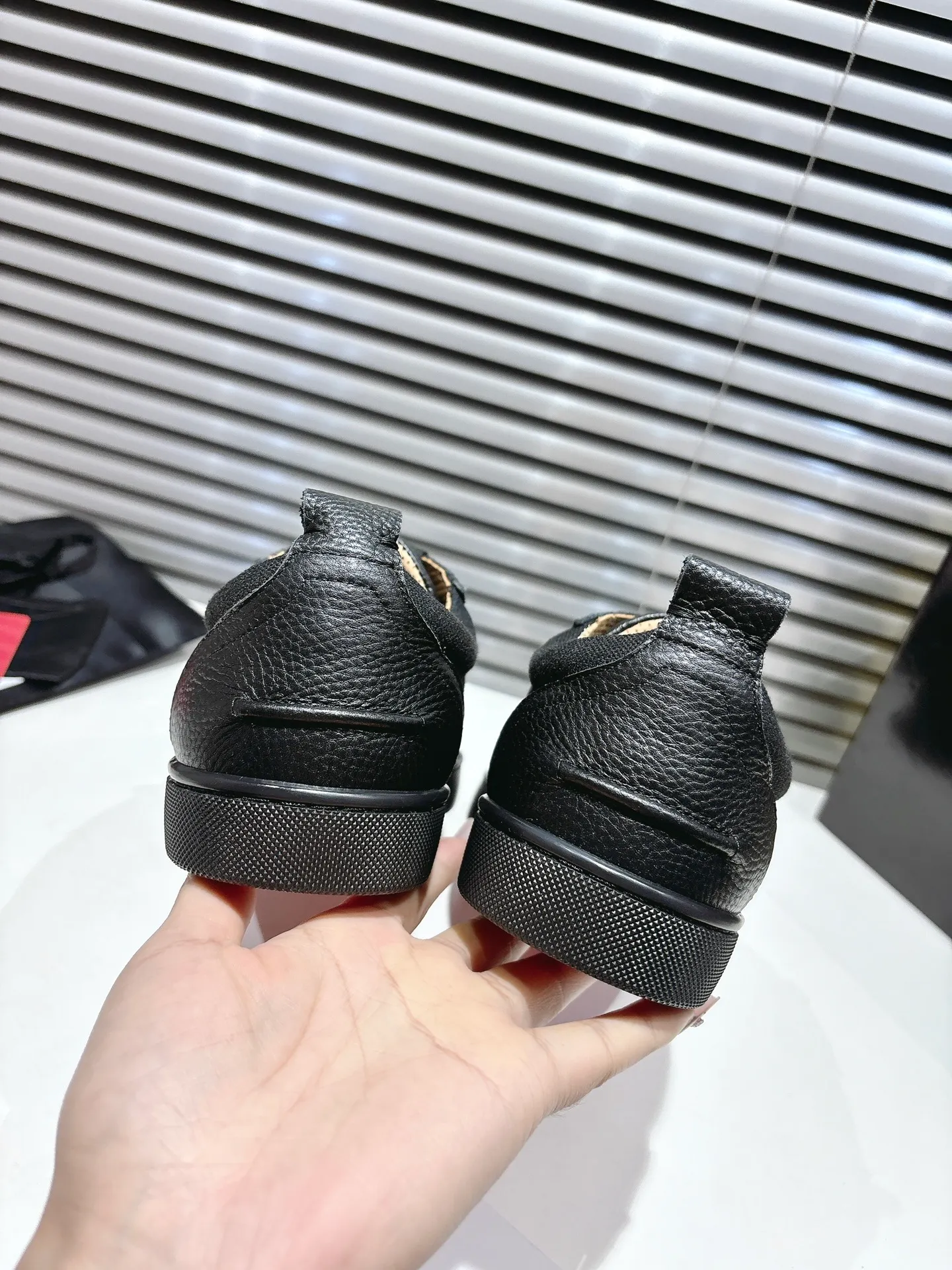 👟👟Ex-factory price 680👟👟 ╔Low top logo sports shoes╗ ·Top version customization·2025𝐬𝐬 𝑪𝒉𝒓𝒊𝒔𝒕𝒊𝒂𝒏 𝑳𝒐𝒖𝒃𝒐𝒖𝒕𝒊𝒏 Retero flat sneakers are smooth and crafted in white grained calfskin and canvas. It is decorated with a stylish side strap with the iconic Maison Christian Louboutin logo, contrasting with Cuoio brown leather for an effortlessly stylish look. This modern sneaker combines a retro '70s look with modern sophistication, featuring a flexible construction. ▪️No matter the last type, fabric, rhinestones, nails, lining, outsole, it is as close as possible to ZP... ▪️The original sole is specially provided by the original factory ▪️The lining is imported water-dyed cowhide ▪️Private customization time is about 3-7 days —————— Size: Women's 35M-41M Men's 38M-47M